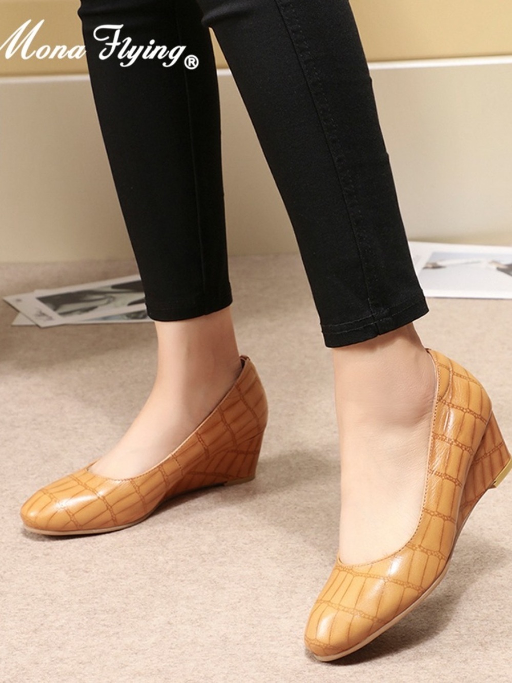 Mona Flying Leather Wedge Pump 8.5  Round Toe Crocodile Print Boardroom